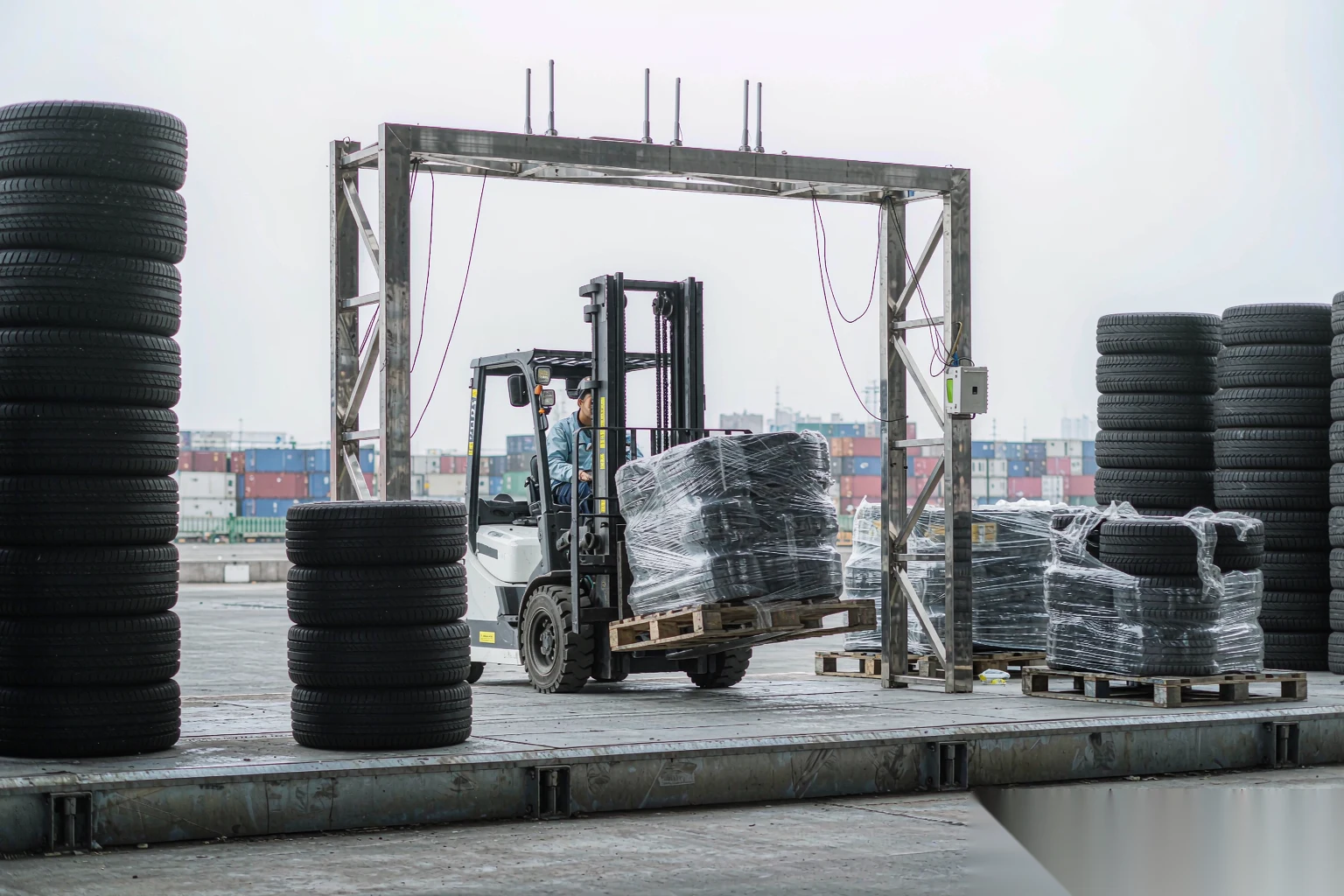 轮胎物流装卸平台上带托盘卡车轮胎的 RFID 通道门