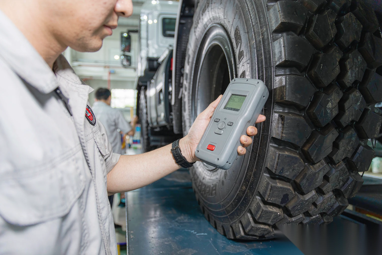 工程师用手持 UHF RFID 读取器扫描卡车胎胎侧